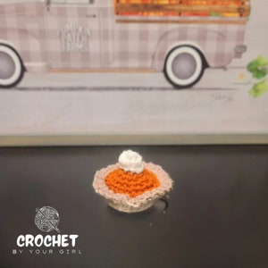 Holiday Pumpkin Pie Keychain, crochet pattern, amigurumi keyring, amigurumi pattern, amigurumi keychain, crochet keychain, PDF file