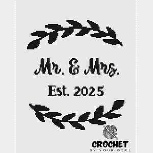Puede incluir: Patrón de crochet en blanco y negro para un cartel de boda con el texto "Mr. & Mrs. Est. 2025" y un diseño de corona.