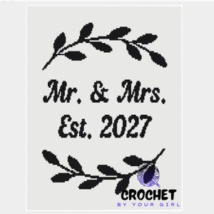 Peut inclure: Fond gris clair avec texte noir et motifs de feuilles. Le texte indique « Mr. & Mrs. Est. 2027 » avec des accents de feuilles au-dessus et en dessous. Le coin inférieur droit porte l'inscription « CROCHET BY YOUR GIRL » avec un graphique de pelote de laine.