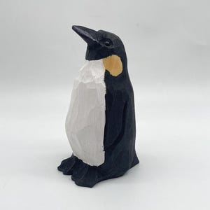 Figurine de pingouin en bois de tilleul sculptée à la main : décoration minimaliste nordique