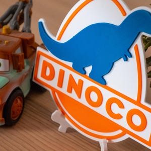 Drukowane w 3D logo Dinoco | Dekoracja do pokoju wyścigowego dla dzieci | Tabliczka z motywem Pixar Cars | Sztuka w przedszkolu Chłodnica Górska | Prezent urodzinowy dla chłopców zdjęcie 2