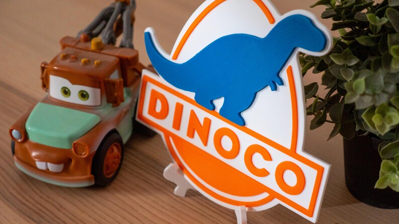 Drukowane w 3D logo Dinoco | Dekoracja do pokoju wyścigowego dla dzieci | Tabliczka z motywem Pixar Cars | Sztuka w przedszkolu Chłodnica Górska | Prezent urodzinowy dla chłopców zdjęcie 2
