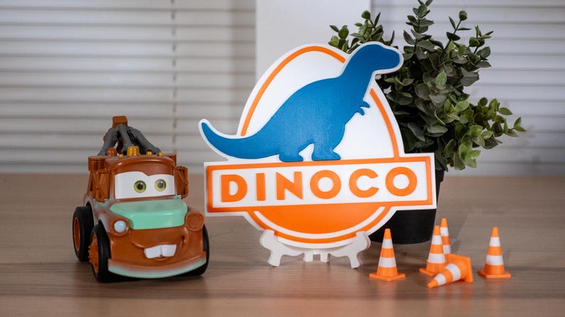 Drukowane w 3D logo Dinoco | Dekoracja do pokoju wyścigowego dla dzieci | Tabliczka z motywem Pixar Cars | Sztuka w przedszkolu Chłodnica Górska | Prezent urodzinowy dla chłopców zdjęcie 1