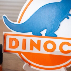 Drukowane w 3D logo Dinoco | Dekoracja do pokoju wyścigowego dla dzieci | Tabliczka z motywem Pixar Cars | Sztuka w przedszkolu Chłodnica Górska | Prezent urodzinowy dla chłopców zdjęcie 4