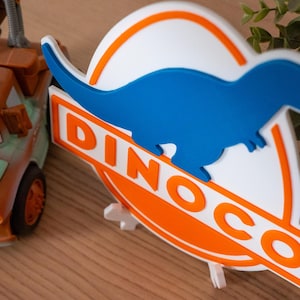 Drukowane w 3D logo Dinoco | Dekoracja do pokoju wyścigowego dla dzieci | Tabliczka z motywem Pixar Cars | Sztuka w przedszkolu Chłodnica Górska | Prezent urodzinowy dla chłopców zdjęcie 3