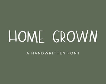 Puede incluir: Gráfico digital con las palabras "HOME GROWN" en una fuente manuscrita, con el texto "A HANDWRITTEN FONT" debajo, sobre un fondo verde apagado. La fuente es de estilo informal y amigable.