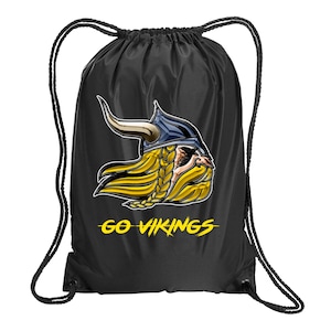 Peut inclure: Sac à cordon noir avec un graphique de casque de Viking jaune et bleu et le texte "GO VIKINGS" en jaune.