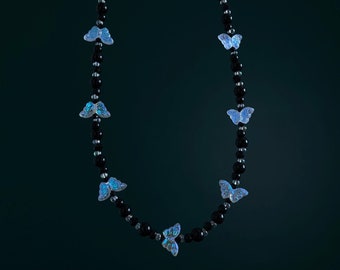 Collier fait main avec papillons bleus et perles noires