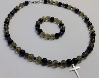 Collier fait main avec croix en argent et perles de verre transparentes