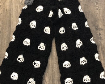 pantalon carré grand-mère tête de mort au crochet personnalisé