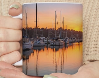 Tazza con barche a vela al tramonto del porto di Newport Beach California, porto di Newport Beach Assapora la magia della costa in ogni sorso