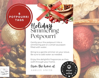 Peut inclure: Six étiquettes imprimables pour pot-pourri de Noël à faire mijoter. Les étiquettes sont rouges avec du texte blanc et présentent une illustration aquarelle d'un bol de pot-pourri avec des oranges, des bâtons de cannelle et des baies. Le texte sur les étiquettes indique "Pot-pourri de Noël à faire mijoter" et "De la maison de:"