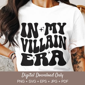 Puede incluir: Una camiseta blanca con texto negro que dice "IN MY VILLAIN ERA" en una fuente retro. El texto est&aacute; rodeado de peque&ntilde;as estrellas.