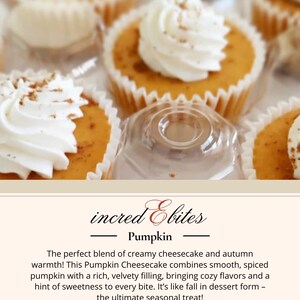 Könnte beinhalten: Nahaufnahme mehrerer Kürbis-Käsekuchen in weißen Papierförmchen, garniert mit Schlagsahne und Zimtstreuseln. Das Bild enthält den Text "incred Ebites Pumpkin".