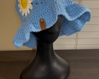 Sombrero de pescador con flores de crochet