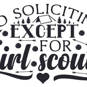 以下が含まれることがあります： テント、木、矢印、クッキーを含む「No Soliciting Except for Girl Scouts」というテキストの白黒グラフィックです。