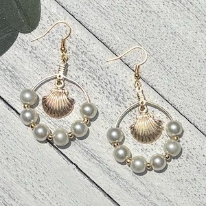 Pendientes de aro con perlas y conchas, pendientes dorados de estilo costero, joyería playera, pendientes de cuentas hechos a mano, regalo hipoalergénico