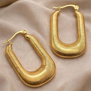 Aros rectangulares texturizados de oro de 18 quilates: joyas llamativas e impermeables