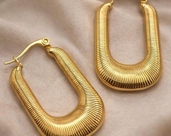 Créoles rectangulaires texturées en or 18 carats : bijoux tendance résistants à l'eau