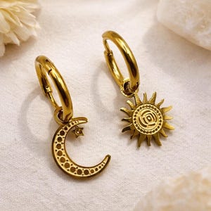 Pendientes de aro de oro de 18 quilates con diseño de sol y luna: Aros pequeños y delicados.