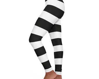 Puede incluir: Leggings de rayas blancas y negras con rayas horizontales anchas. Las leggings son ajustadas y tienen cintura alta.