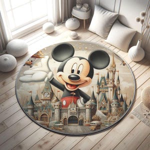 Puede incluir: Una alfombra redonda con una imagen de dibujos animados de Mickey Mouse frente a un castillo. El castillo es de color marrón claro con bordes blancos y tiene una torre alta y puntiaguda. Mickey Mouse lleva pantalones cortos rojos y guantes blancos. La alfombra tiene un fondo beige con un borde marrón claro.
