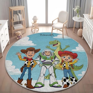 Può includere: Un tappeto rotondo azzurro con personaggi del film Toy Story. Il tappeto presenta uno sfondo di cielo e nuvole con il nome "James" stampato. I personaggi includono Woody, Buzz Lightyear, Jessie e Rex.