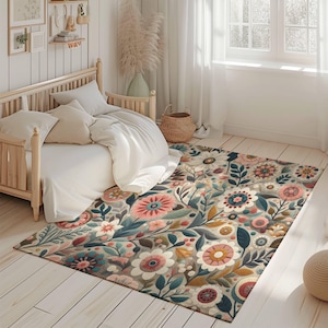 Pode incluir: Um tapete com padrão floral em fundo bege e flores, folhas e caules coloridos. O tapete está colocado sobre um piso de madeira em um quarto.