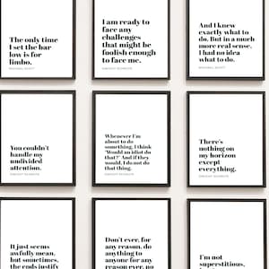 以下が含まれることがあります： 黒いフレームと白い背景の9つの額入りアートプリント。各プリントには、テレビ番組「The Office」からの引用が黒いテキストで表示されています。引用は、マイケル・スコットとドワイト・シュルートのキャラクターに帰属しています。