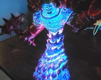 Grande lampe de bureau Ragnaros le Seigneur du Feu. Imprimé en 3D. Peint à la main. Air brossé. Poli. Lumières LED à changement de couleur installées avec télécommande.
