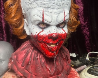 Rote Penny Wise Maske