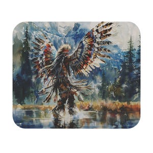 Puede incluir: Una pintura de acuarela de una figura nativa americana con los brazos extendidos, que se asemejan a alas, de pie en el agua. La figura está adornada con un tocado de plumas y vestimenta tradicional. El fondo presenta un bosque, montañas y una masa de agua reflectante.