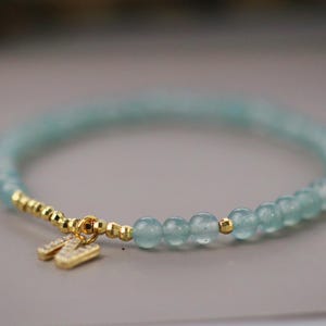 Zierliches Blauer Chalcedon Armband, Gold Initial Anhänger, handgemachter Edelstein Schmuck