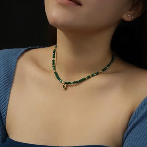 Zielony naszyjnik-choker z kryształkami i złotym inicjałem – naszyjnik z literą na zamówienie | Elegancka, minimalistyczna biżuteria