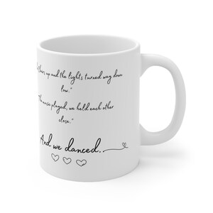 Letras de canciones Taza de café, "Y bailamos" Letras de coro en cursiva con corazones, líneas simplistas, en blanco y negro, Taza de cerámica 11 oz