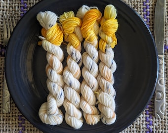 Uovo fritto con tutto il condimento per bagel - Mini matassine - Filato di lana merino/cashmere/nylon Superwash tinto a mano - Maculato bianco e giallo