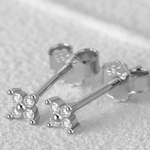 Pendientes de botón con circonita cúbica y flor pequeña, plata de ley, minimalistas, con cierre de presión, para cartílago, regalo para la madre de la novia.