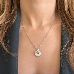 Collar con iniciales personalizadas y letras doradas de piedra de nacimiento. El mejor regalo para niños y mamás. Joyas hechas a mano para ella.