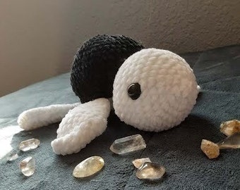 Giocattolo tartaruga in bianco e nero, tartaruga di peluche fuzzy all'uncinetto, piccolo animale di peluche di tartaruga, peluche di tartaruga marina per bambini, peluche fatto a mano all'uncinetto