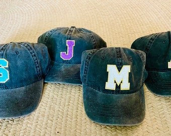 Gorra con letras Varsity