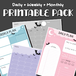 Puede incluir: Un conjunto de páginas de planificador imprimibles en colores pastel, con diseños diarios, semanales y mensuales. Cada página presenta una ilustración de murciélago y elementos decorativos. El texto "Daily + Weekly + Monthly PRINTABLE PACK" está en la parte superior.