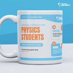 Puede incluir: Taza de cerámica blanca con un diseño azul y naranja. La taza dice "Survival Formula for Physics Students" y "Deadline Despair Extract". La taza es un regalo humorístico para estudiantes.