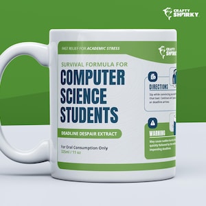Può includere: Una tazza in ceramica bianca con un design verde e nero. La tazza riporta la scritta "Survival Formula for Computer Science Students" e "Deadline Despair Extract". Include anche istruzioni e avvertenze per l'uso.
