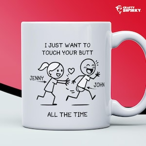 Pode incluir: Caneca de cerâmica branca com uma ilustração de desenho animado preta e texto. A ilustração mostra duas figuras de palito, uma rotulada "Jenny" perseguindo outra rotulada "John". O texto diz "I JUST WANT TO TOUCH YOUR BUTT ALL THE TIME."