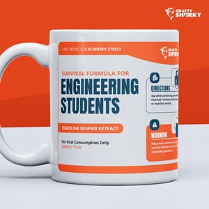 Könnte beinhalten: Eine weiße Keramiktasse mit blauem und orangefarbenem Design. Die Tasse zeigt den Text "Survival Formula for Engineering Students" und "Deadline Despair Extract". Die Tasse hat ein Fassungsvermögen von 325 ml.