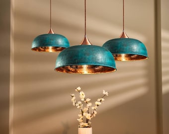 Lámpara colgante de cobre con pátina verde y accesorios, iluminación rústica de cobre hecha a mano.