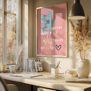 以下が含まれることがあります： 青い花とハートが描かれたピンクと白のインスピレーションを与える引用符のポスター。引用は「神様の愛からあなたを分離することはできません。」です