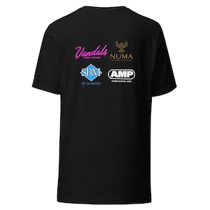 Puede incluir: Una camiseta negra de manga corta con cuatro logotipos en la parte posterior. El logotipo superior izquierdo es un texto rosa que dice Vandals Street Kitchen. El superior derecho es un logotipo dorado que dice NUMA Wellness Collective. El inferior izquierdo es un diamante azul con SBM of Alabama. El inferior derecho es un óvalo negro con texto blanco que dice AMP Mixed Martial Arts.