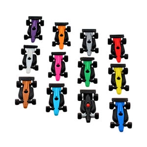 Op de afbeelding: Een verzameling miniatuur raceauto bedels in verschillende kleuren, waaronder paars, oranje, zilver, rood, wit, roze, groen, geel, blauw en zwart. Elke auto heeft een zwart chassis en wielen, met een gekleurde carrosserie.