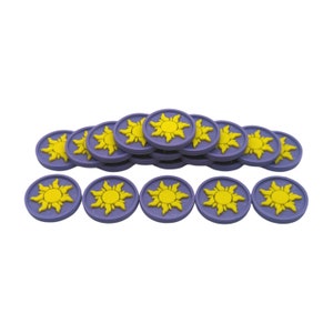 Puede incluir: Una colecci&oacute;n de fichas circulares moradas y amarillas. Cada ficha presenta un dise&ntilde;o de sol amarillo sobre un fondo morado. Las fichas est&aacute;n dispuestas en filas y apiladas, creando una exhibici&oacute;n visualmente atractiva.